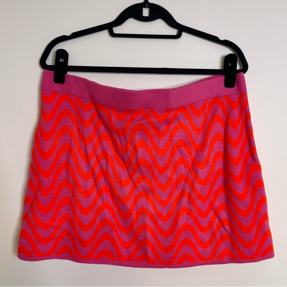 H&M Pink and Red Wave Pattern Mini Skirt